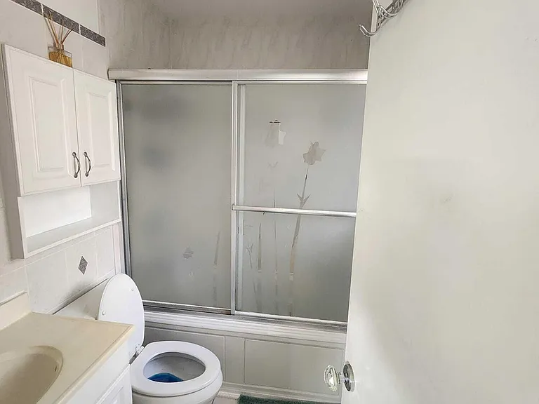 637 NE 6th Ct #L — Photo 15