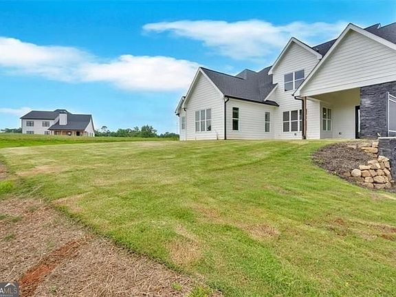 3rd image of 152 Palisade Dr
