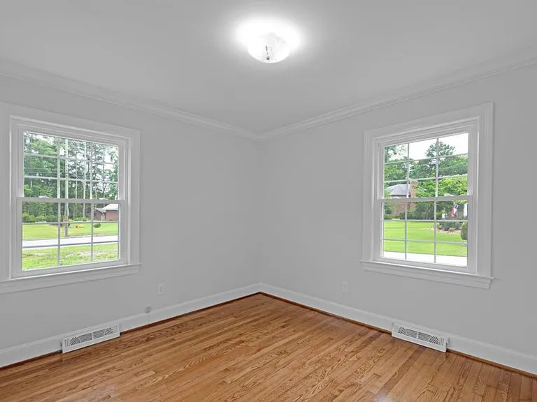 306 Granville Dr — Photo 8