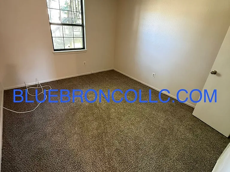 Updated 2-Bedroom Apartment in Raytown — Photo 4