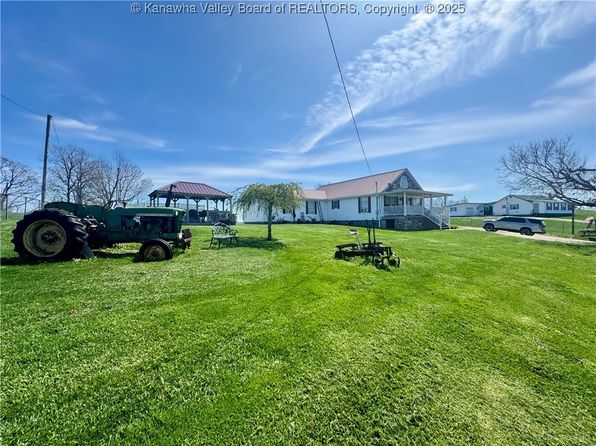 2821 Cedar Lakes Dr, Ripley, WV 25271