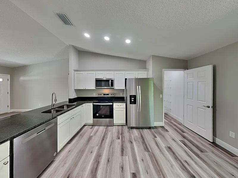 3 bed, 2.0 bath, 1400 sqft, $1,699 — Photo 4