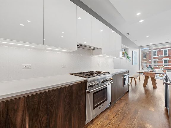 3rd image of 1005 N Wood St Unit 2