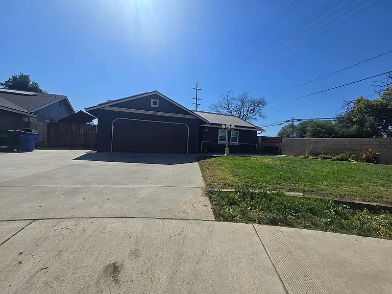 1012 Michelle Ct — Photo 1
