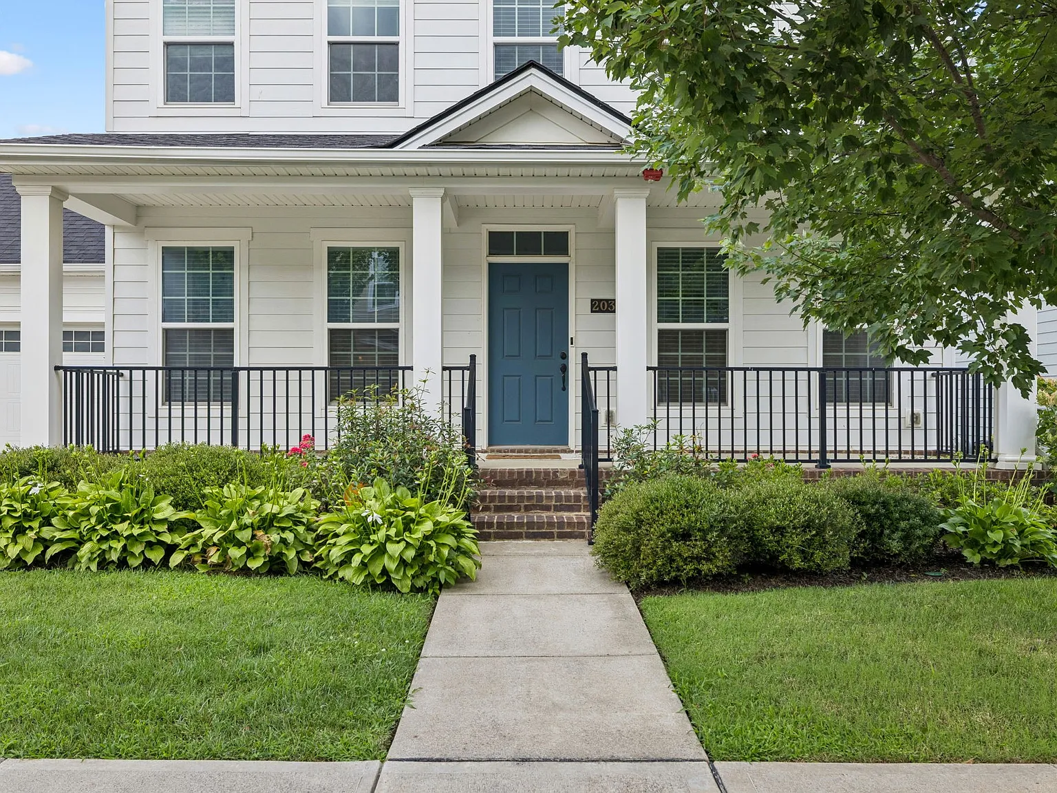 5 bed, 3.0 bath, 2748 sqft, $4,400 — Photo 4