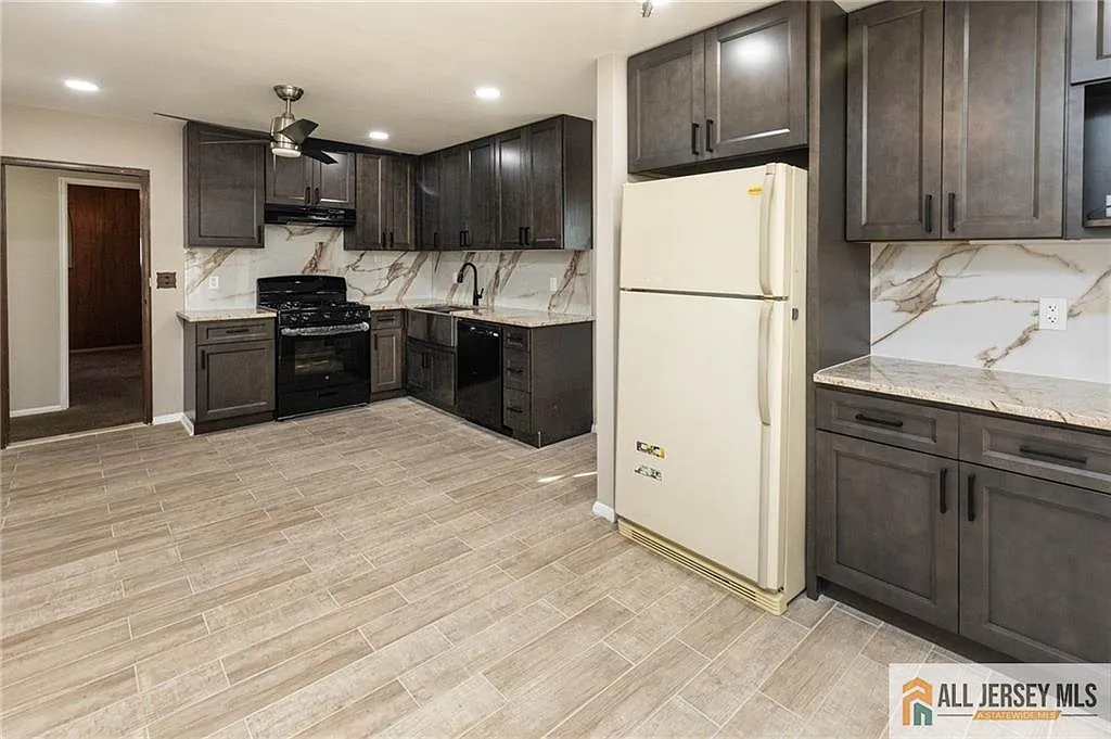 4 bed, 2.0 bath, $3,995 — Photo 2