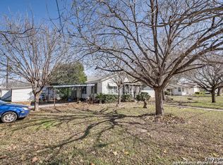 714 W Hondo Ave, Devine, TX 78016