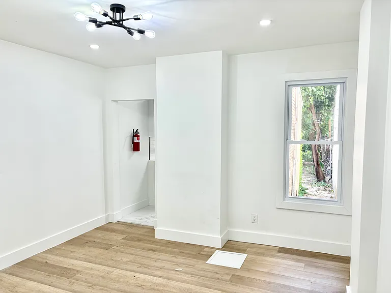 181 Washington St — Photo 4