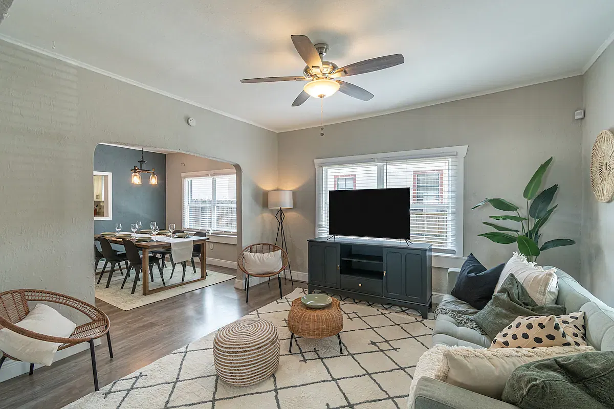 2 bed, 1000 sqft, $2,295 — Photo 3