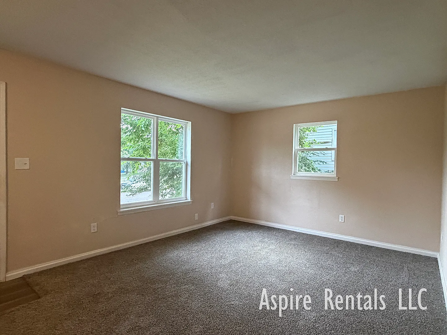 3 bed, 1.5 bath, 1029 sqft, $1,075 — Photo 3