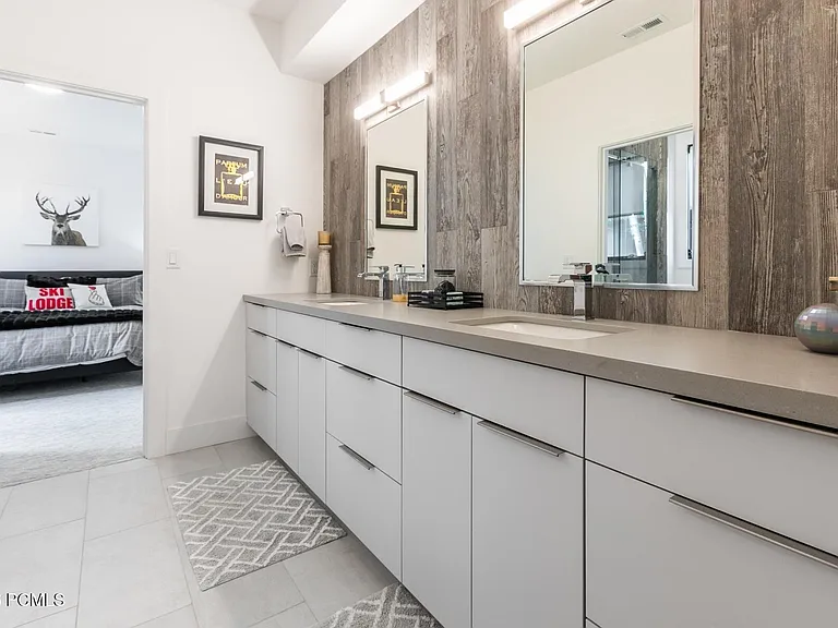 8974 N Sackett Dr — Photo 31