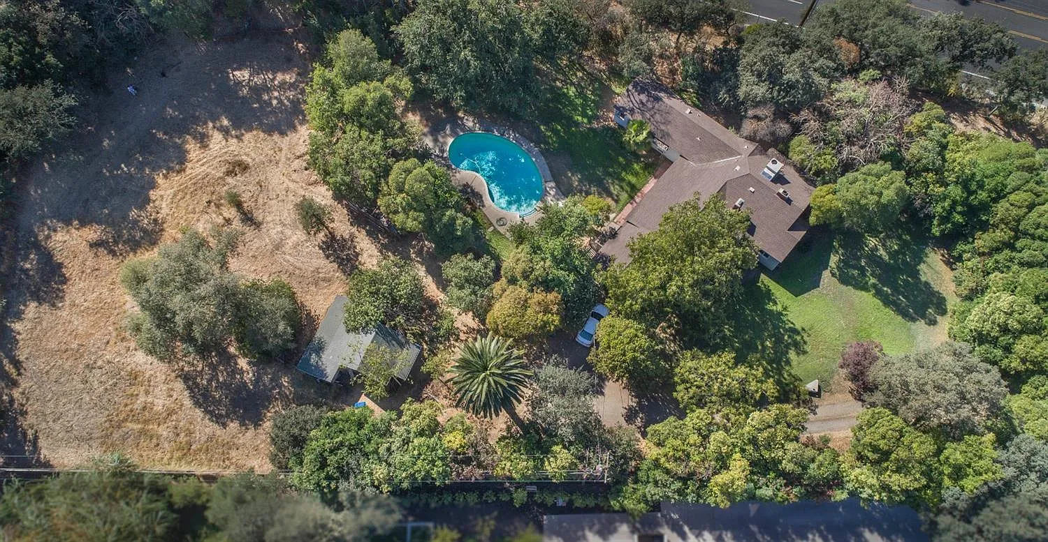 600 Lilac Ln photo 1