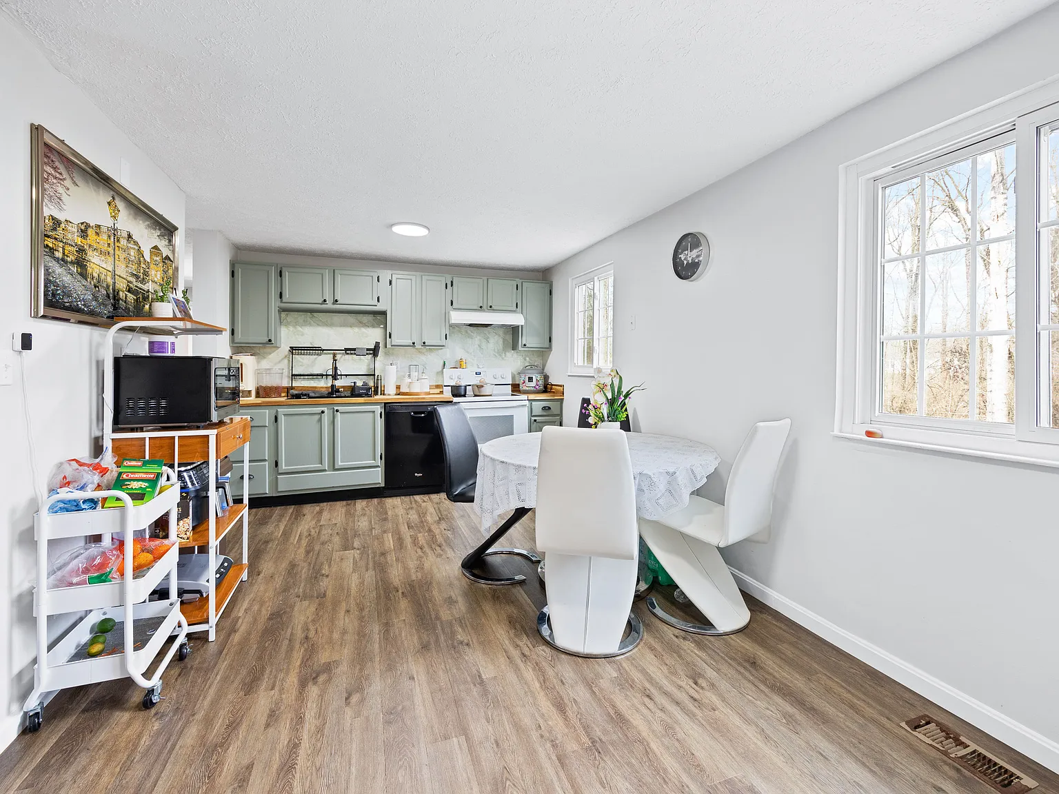 4 bed, 1692 sqft, $2,400 — Photo 3