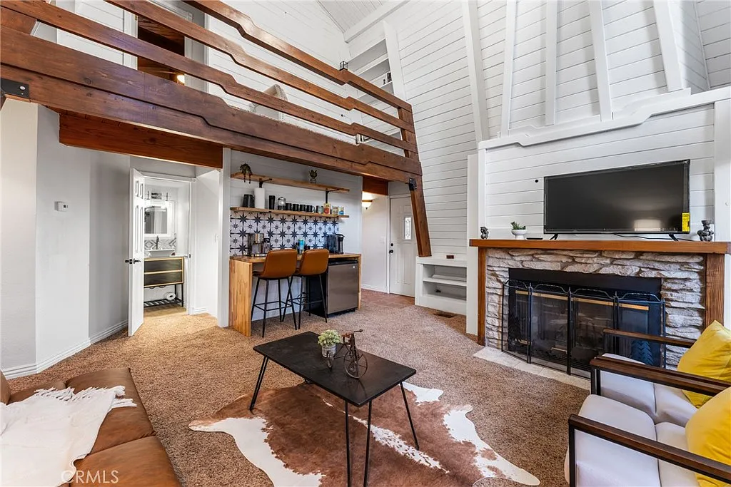 3 bed, 1300 sqft, $2,200 — Photo 3
