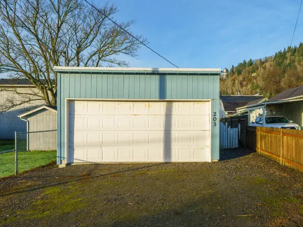 203 3rd St, Garibaldi, OR 97118