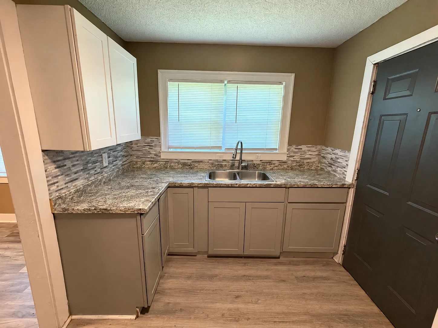 3 bed, 1160 sqft, $995 — Photo 2