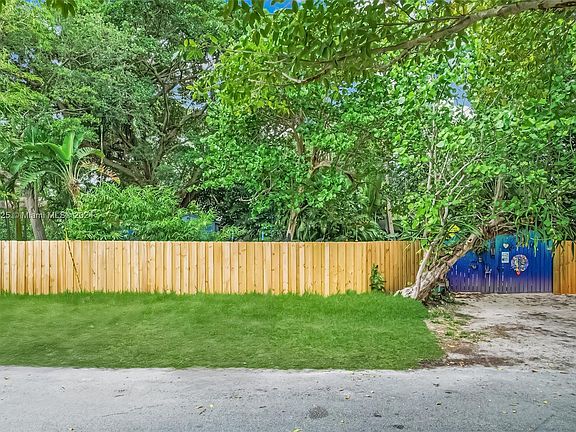 4th image of 13490 NW Miami Ct