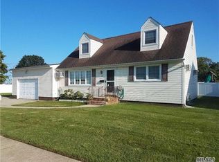 9 Plain St, Lindenhurst, NY 11757