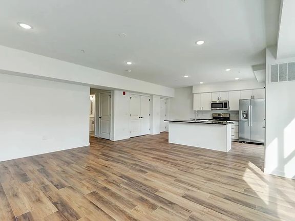 4th image of 900 Forest Ln #105