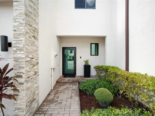 20658 NE 2nd Ct, Miami, FL 33179