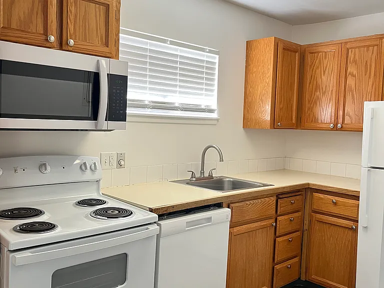 Sunset House Apartments — Photo 8