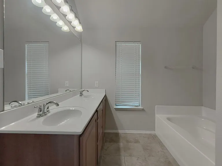 824 Lake Grove Dr — Photo 12