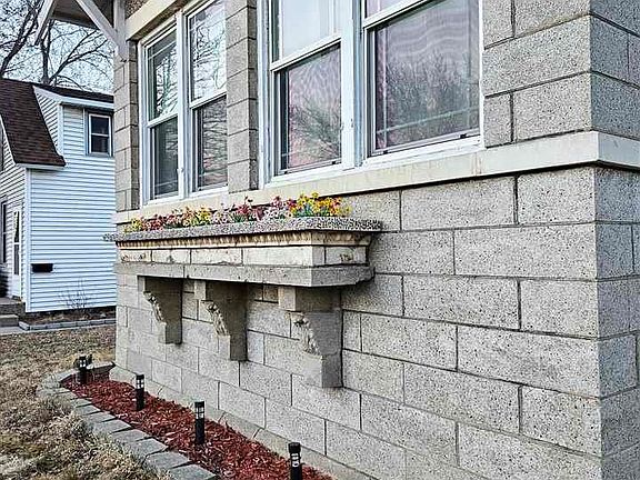 3rd image of 812 N Broadway St