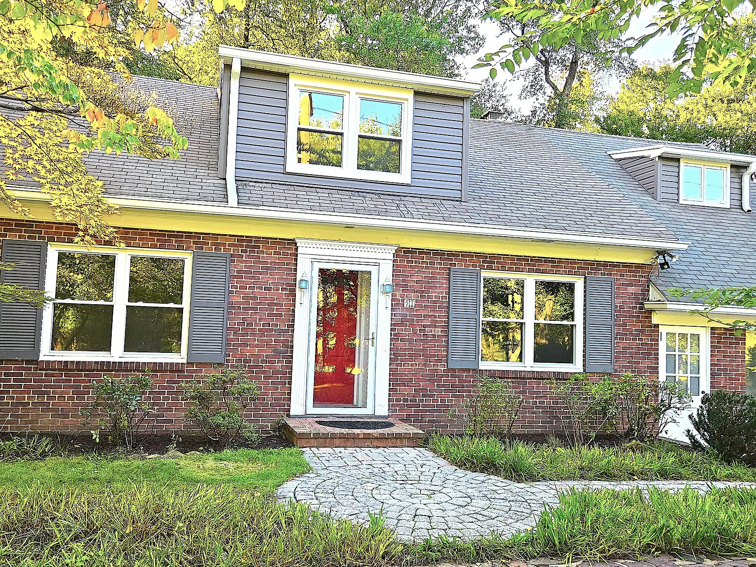 5 bed, 2275 sqft, $4,000 — Photo 2