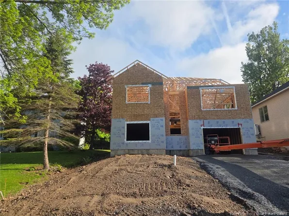 16 Mayflower St, Fredericton, NB E3C 1L5