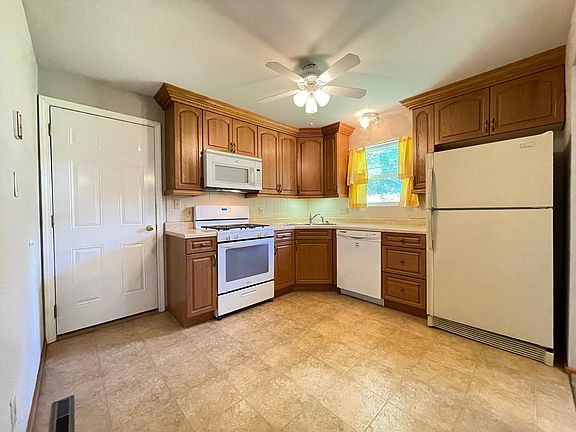 3rd image of 21 Briarwood Dr