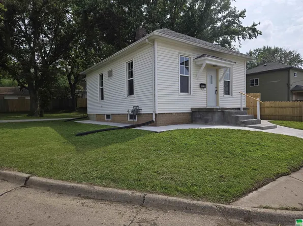 3130 Dace Ave, Sioux City, IA 51105