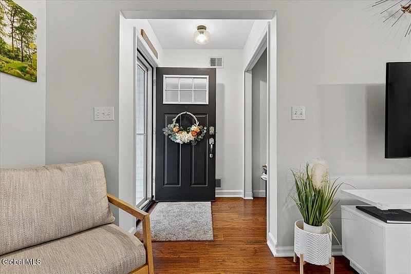 5th image of 135 Goldfinch Lane