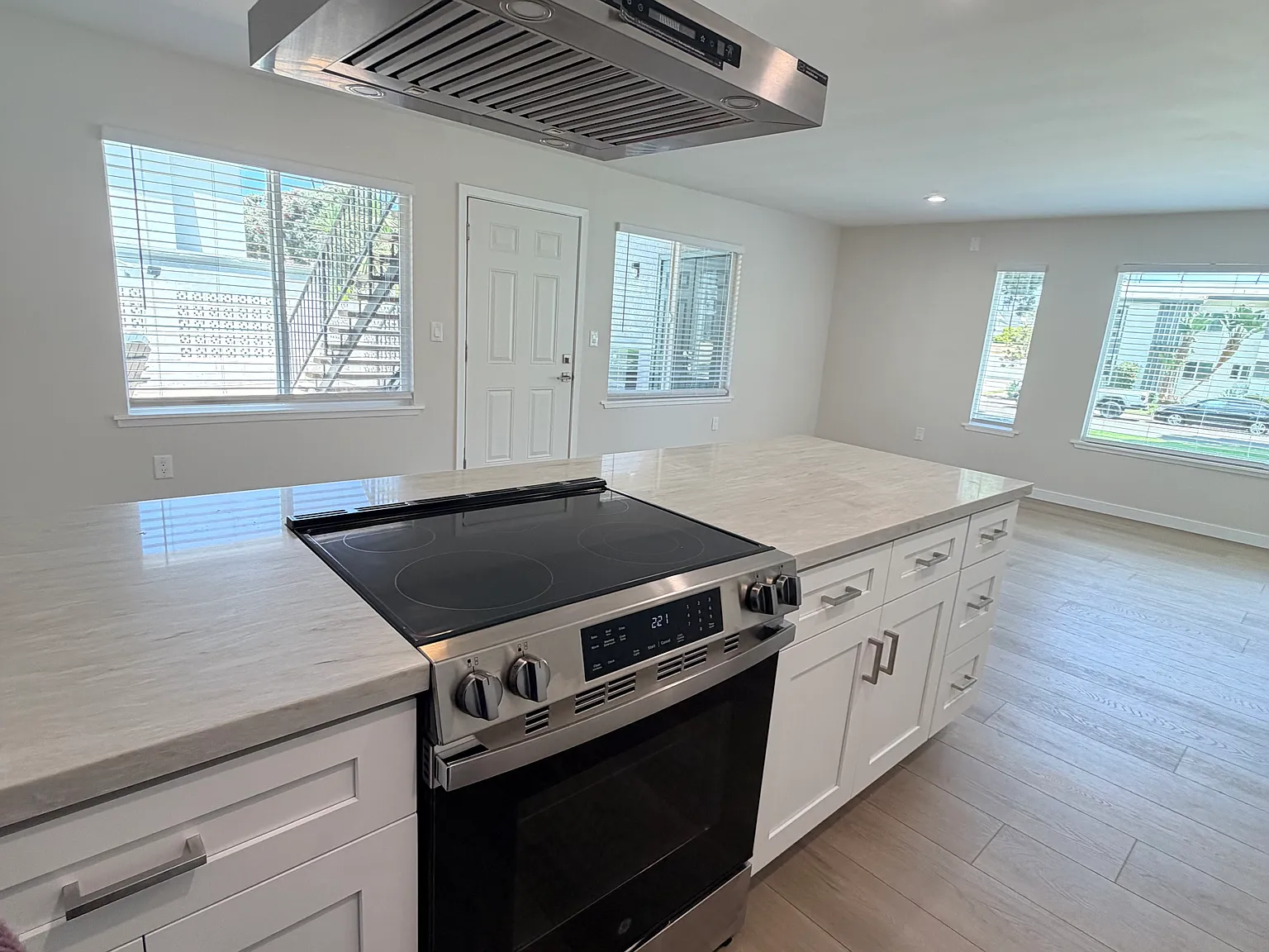 1 bed, 780 sqft, $3,200 — Photo 4