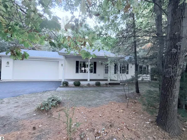 1851 Green Oak Dr, Interlochen, MI 49643