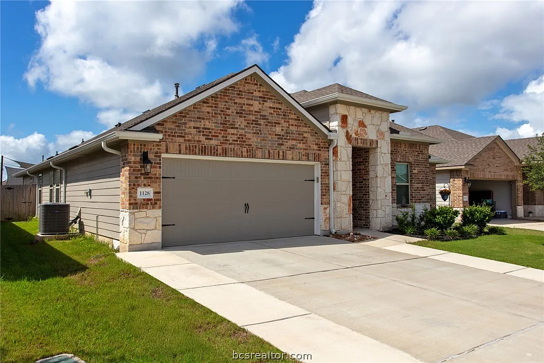 3 bed, 2150 sqft, $2,400 — Photo 2