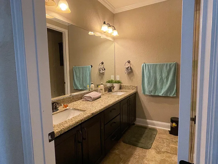 Upstairs full bath