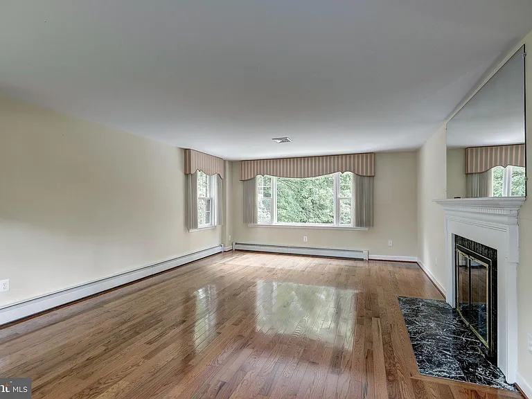929 Woburn Ct — Photo 5