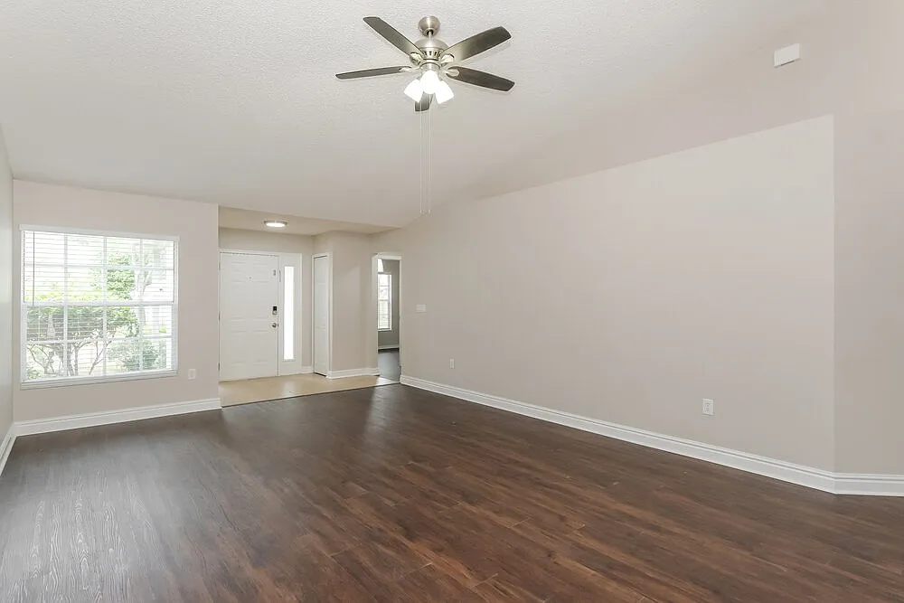 3 bed, 2.0 bath, 1540 sqft, $3,870 — Photo 3