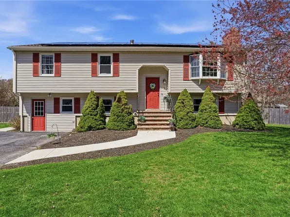 7 Jennifer Dr, Bristol, RI 02809