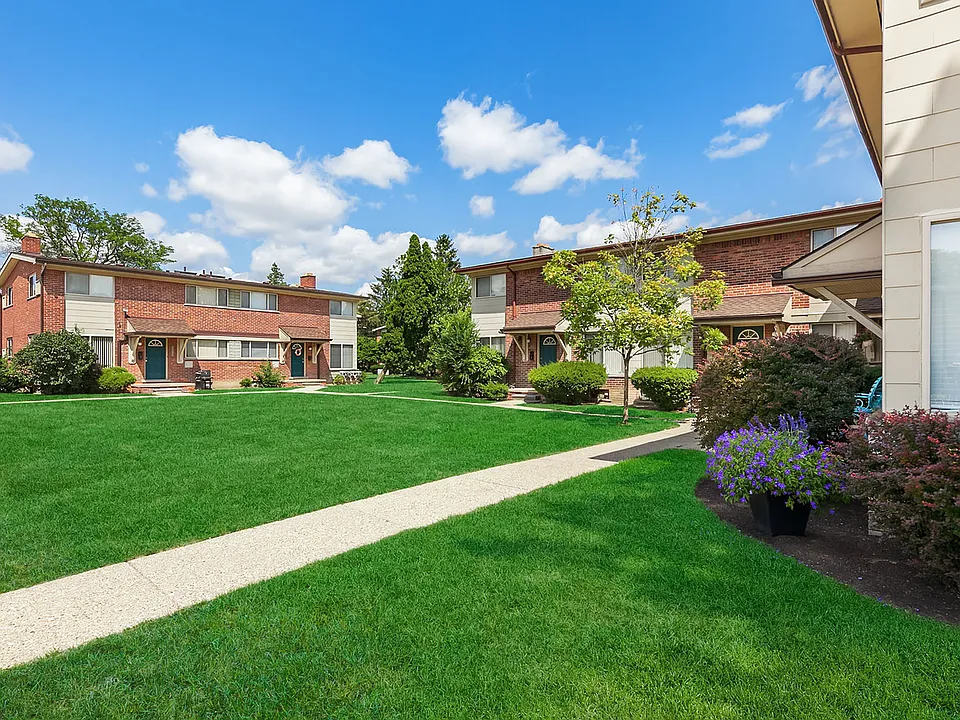 Arlington Townhomes & Apartments