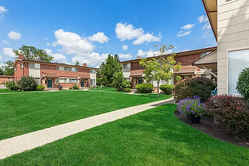 Arlington Townhomes & Apartments Photo 1