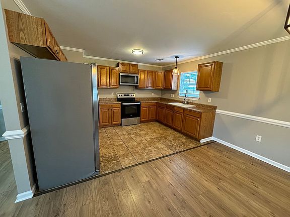 4th image of 910 Youngs Mill Rd