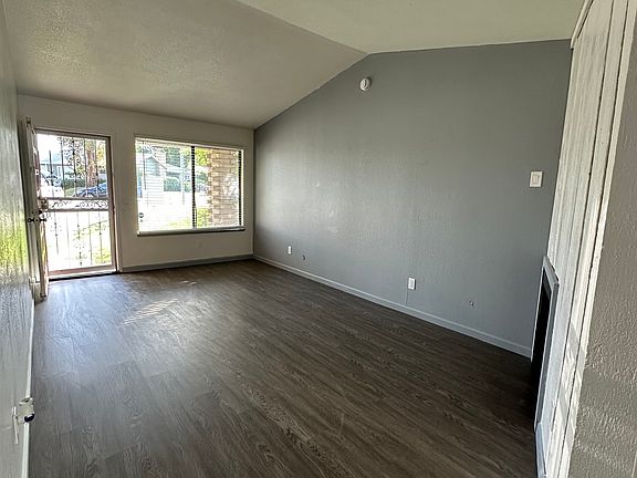 3rd image of 4946 Summerwood Cir