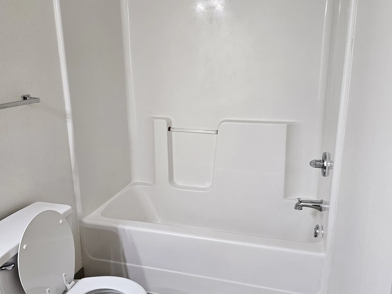 2 bed, 1.5 bath, 1410 sqft, $1,800 — Photo 2