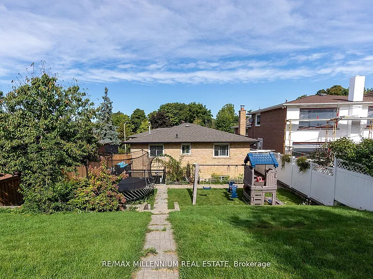 99 Willis Rd #LOWER — Photo 11