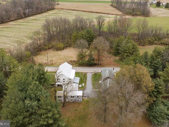 5th image of 587 Chestnut Hill Rd