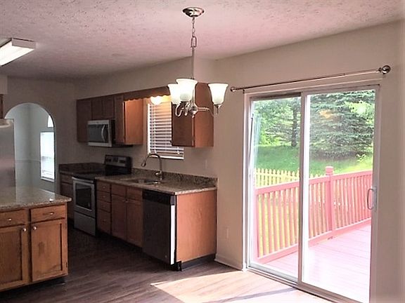 4th image of 148 Knights Bridge Dr E