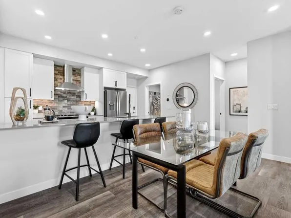 255 W Les Jardins Park SE #216, Calgary, AB T2C 5W9