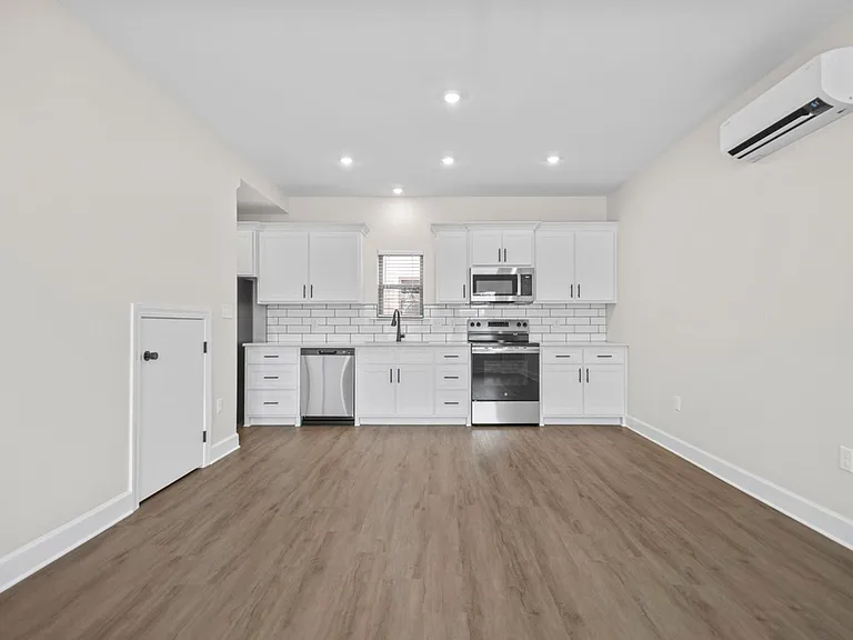 400 Parker St — Photo 16