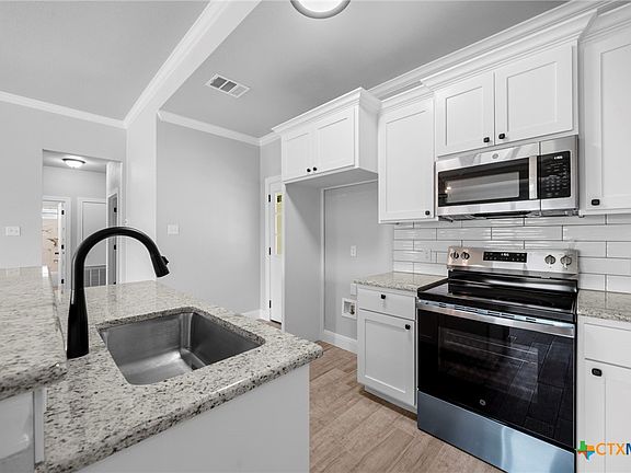 4th image of 396 E Robin Ln